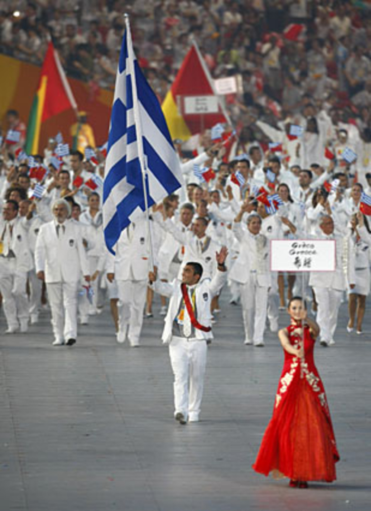 21:11 Ortszeit: In Peking beginnt der große Einmarsch der Nationen, traditionell angeführt von Griechenland, dem Heimatland der Spiele.