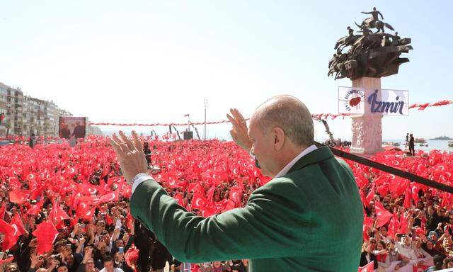 Der türkische Präsident Recep Tayyip Erdoğan bei einem Wahlkampfaufritt in Izmir. Er schürt Stimmung gegen den Westen, um Stimmen zu keilen. 