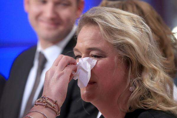 Alle Bemühungen der Maskenbildnerin konnten nicht verhindern, dass Katrin Budde die desaströse Niederlage ihrer SPD in Sachsen-Anhalt ins Gesicht geschrieben stand. Budde, die eigentlich Ministerpräsidentin werden wollte, hatte einen zweistelligen Verlust zu verkraften.