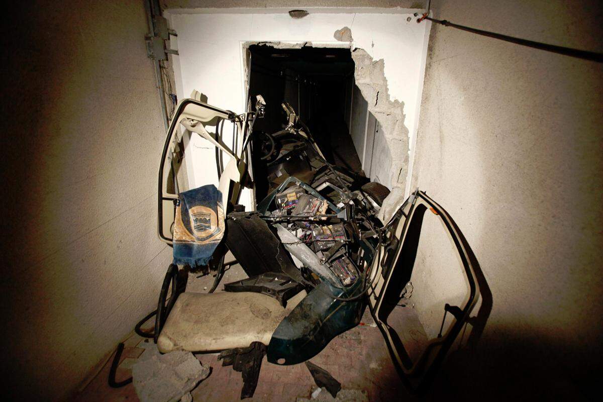 Gaddafis zerstörter Golf-Buggy in einem der Tunnels im Bab al-Azizia-Komplex.