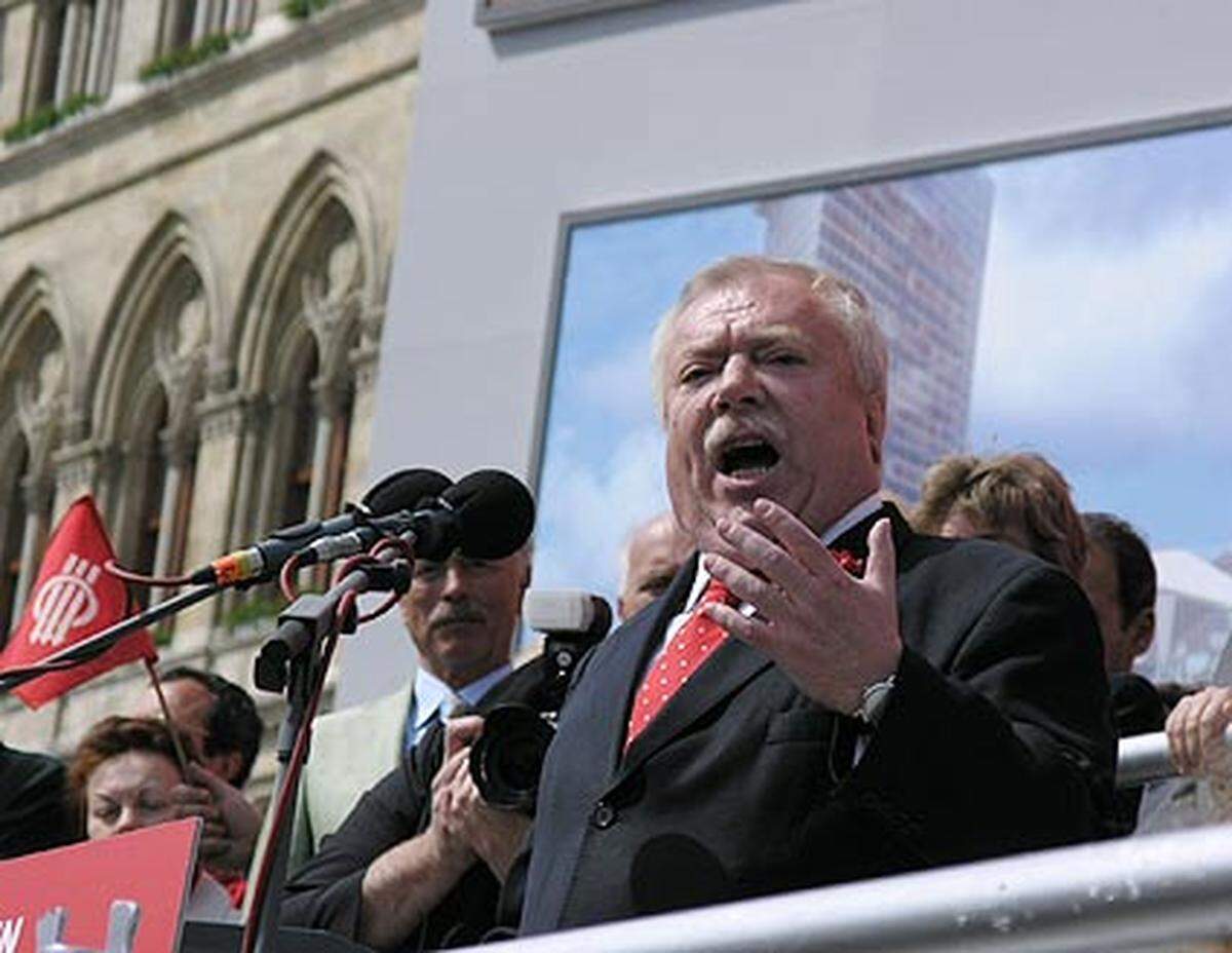 Um Ziele zu erreichen müsse man sich mit dem politischen Gegner auseinandersetzen, so wie es der Tradition des 1. Mai entspreche, meinte Häupl: "Mit Einschmeicheln wird das nicht gehen. Wir sind bereit zu dieser Auseinandersetzung, Herr Dr. Schüssel", so Häupl in Richtung des ÖVP-"Altkanzlers".