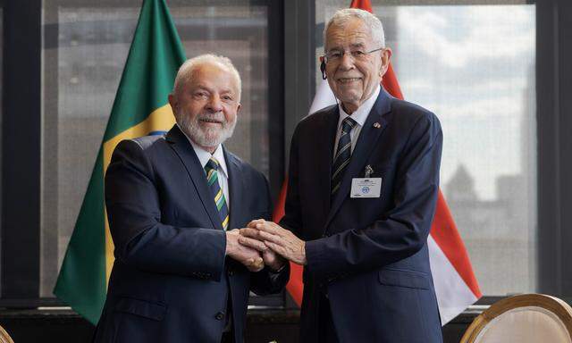 Bundespräsident Alexander Van der Bellen (r.) traf Brasiliens Präsidenten, Luiz Inácio Lula da Silva, am Dienstag zu einem einstündigen Gespräch. Auch Außenminister Alexander Schallenberg war dabei. Das Foto stammt vom Pressefotografen der Hofburg.