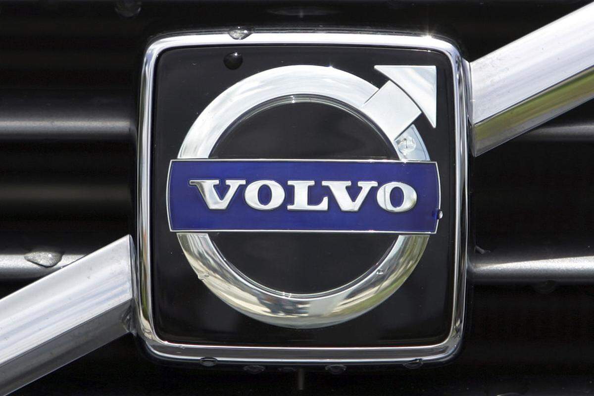 Deutlich mehr lässt sich über den Namen des Konkurrenten Volvo erzählen. Der Hersteller (die Auto-Sparte gehört inzwischen zum chinesischen Produzenten Geely, die Lkw-Sparte ist schwedisch) trägt nämlich die "Tätigkeit" seiner Fahrzeuge im Namen. Denn Volvo heißt auf lateinisch "Ich rolle".