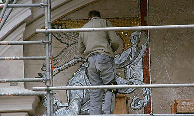 Russland, St. Petersburg, Bauarbeiter beim Restaurieren
