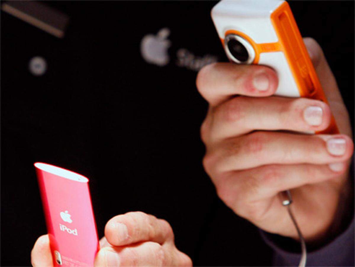 Der Nano soll laut Steve Jobs vor allem der neuen Generation an YouTube-Cams wie der "Flip" Konkurrenz machen. Nach der Übertragung der Clips in iTunes, können diese deshalb auch direkt in YouTube hochgeladen werden. Mit der Integration von WLAN hätte der iPod im Kampf mit dem Mini-Camcordern tatsächlich die Nase vorne gehabt.