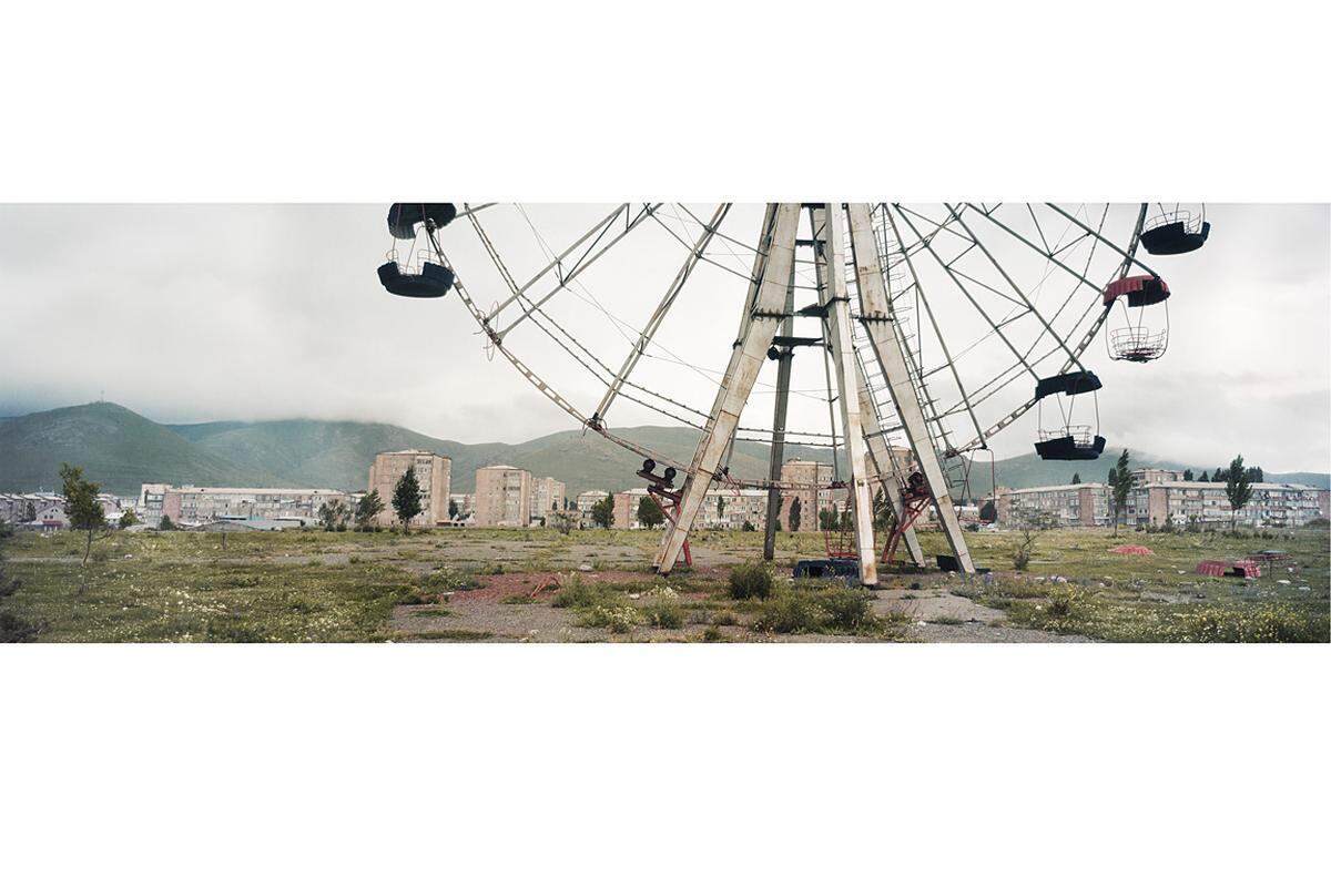 Es sind meist menschenleere Orte, Orte des Verschwindens, die Wenders abgelichtet hat. "Sobald Menschen auf dem Bild sind, schaut keiner mehr auf die Landschaft", sagt der 67-Jährige. Dieses Riesenrad in Armenien hat er an drei aufeinanderfolgnden Tagen fotografiert, erklärt er.  Im Bild: Ferris Wheel (Reverse Angle), Armenien, 2008, (c) Wim Wenders