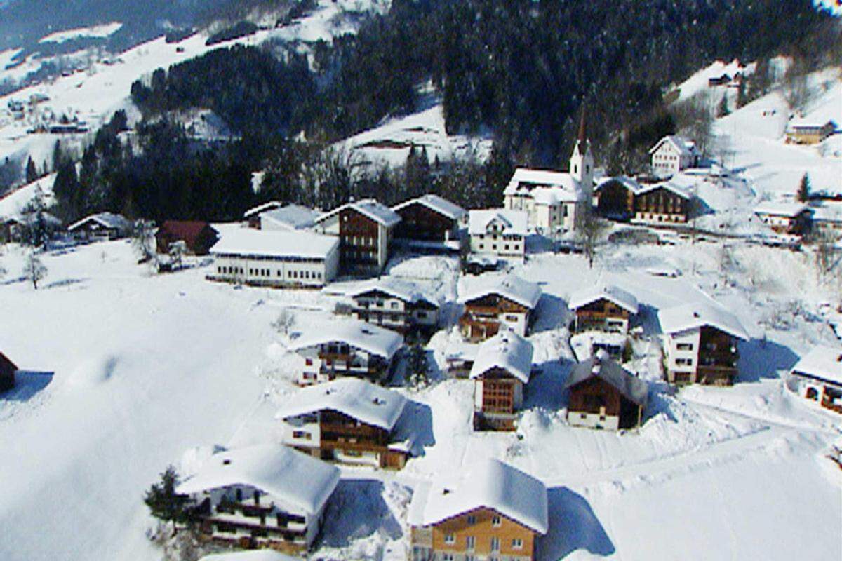 Am Abend des 8. Jänner 1954 ziehen vom Westen her Wolken über dem Großen Walsertal auf, das im Süden Vorarlbergs im Bezirk Bludenz liegt. Ein starker Schneefall setzt ein. Binnen 24 Stunden fallen zwei Meter Neuschnee. Die Straßen sind nicht mehr zu erkennen, Äste brechen unter der Last des Schnees. Der Strom fällt großflächig aus. „Es gab keine Telefon- oder sonstige Verbindung mehr ins Tal", schildert der damals 19-jährige Josef Bickel.