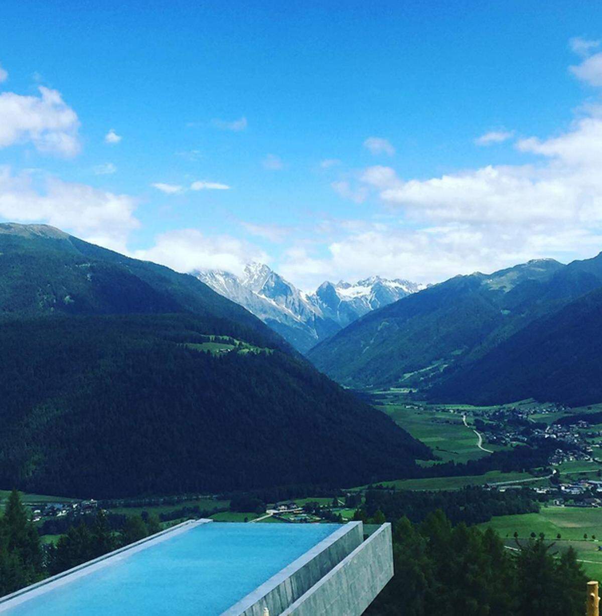Vom Wellnessresort für Skifahrer und Wanderer hat man einen tollen Ausblick auf die Dolomiten.