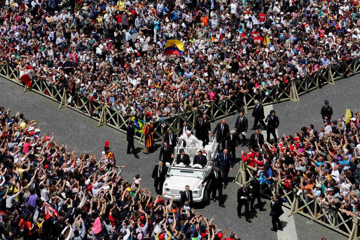Die Menschenmenge jubelte, während der Papst an ihr vorbeifuhr.