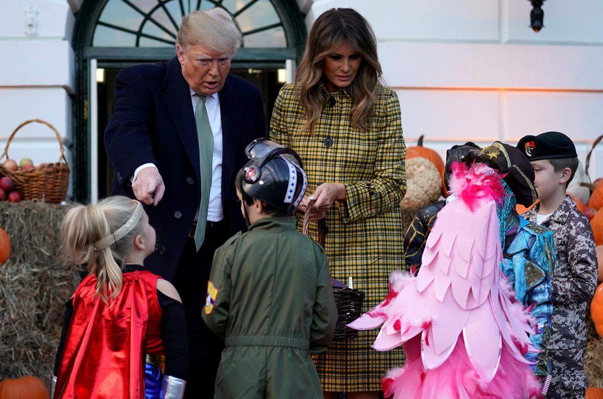 Unzählige Kürbisse und Strohballen zierten das Weiße Haus, Kinder stellten sich in Kostümierung an, Süßigkeiten gab es von Donald Trump und First Lady Melania. Ganz schön gruselig ...