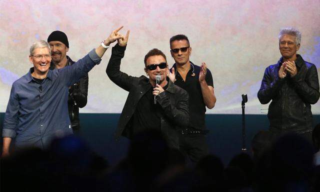 Die Bandmitglieder von U2 mit Tim Cook.