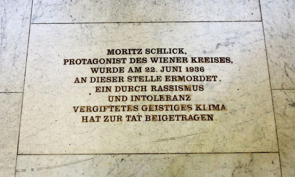 Gedenkstein auf der Treppe.