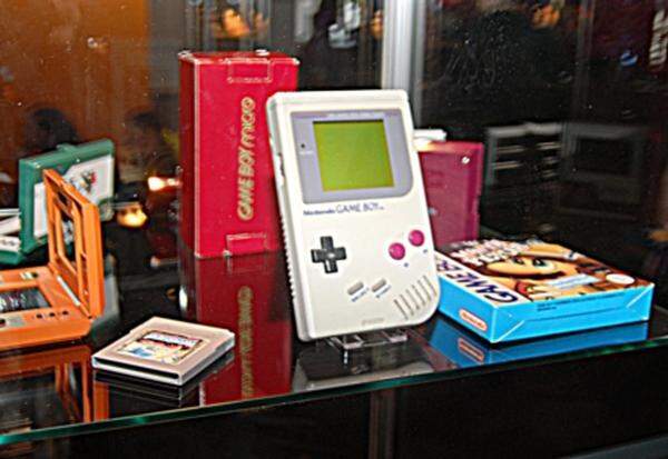 Daher läutete vor allem dieses bekannte Gerät den Untergang von Atari ein: Der Nintendo Game Boy. Dank geschickt eingekaufter Spiellizenzen, wie zum Beispiel Tetris, und einer simplen aber effektiven Funktionalität konnte Nintendo den Siegeszug bei den Taschenkonsolen antreten.
