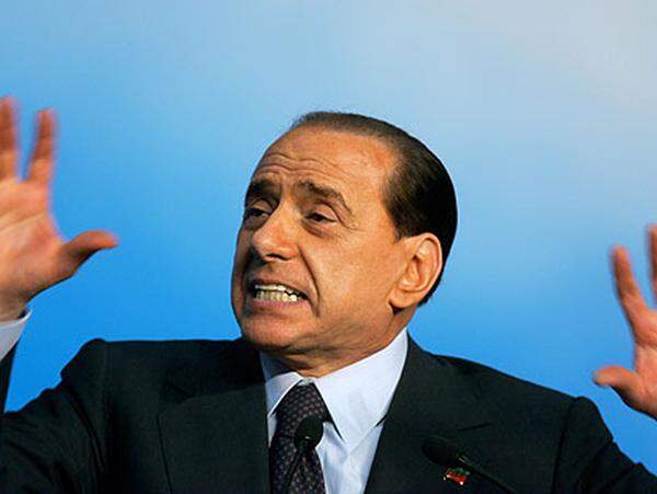 Seine Schönheits-OPs brachten Berlusconi immer wieder Spott ein. Der eitle Cavaliere ließ sich liften ("nur unter den Augen", wie er behauptete) und unterzog sich einer Haartransplantation.