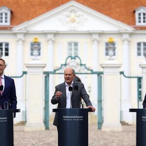 Vor Schloss Meseberg bemühte sich die deutsche Regierung um gute Laune.
