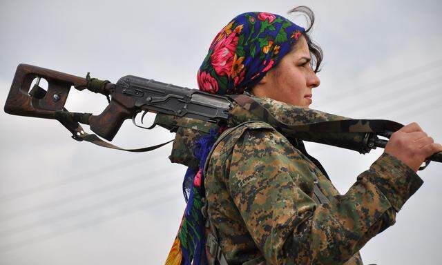 Die Kämpferinnen der Frauenverteidigungseinheiten halfen, den IS zu besiegen. Jetzt stehen sie der türkischen Armee gegenüber. Am Montag holten die kurdischen Einheiten die syrische Armee zu Hilfe. 