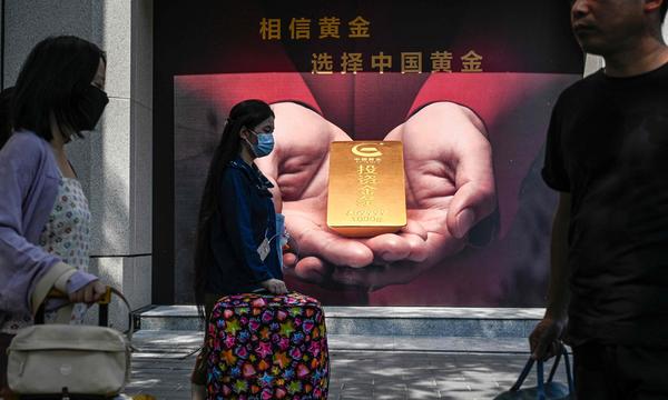 Chinesische Konsumenten stecken ihre wachsenden Ersparnisse auch in Gold. 