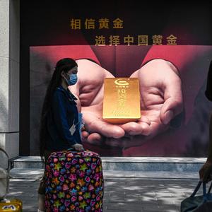 Chinesische Konsumenten stecken ihre wachsenden Ersparnisse auch in Gold. 