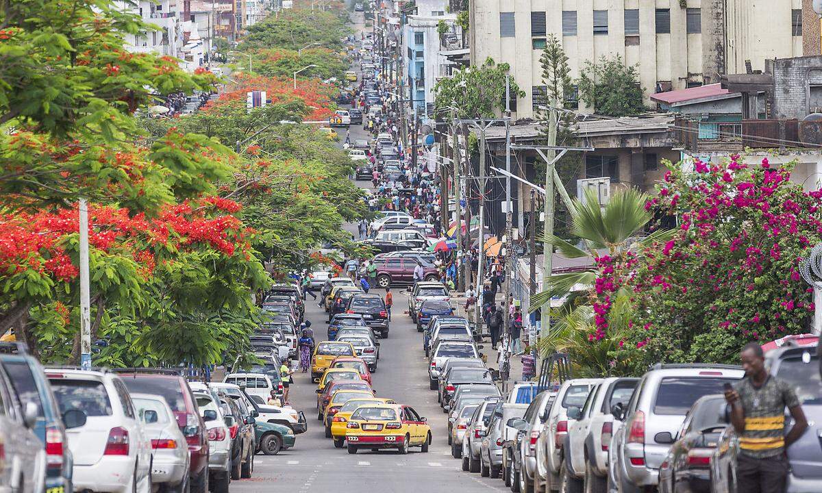 Monrovia zählt über eine Million Menschen,das Meer, der Mesurado Fluss und Mangroven hindern an der größeren Ausdehnung.