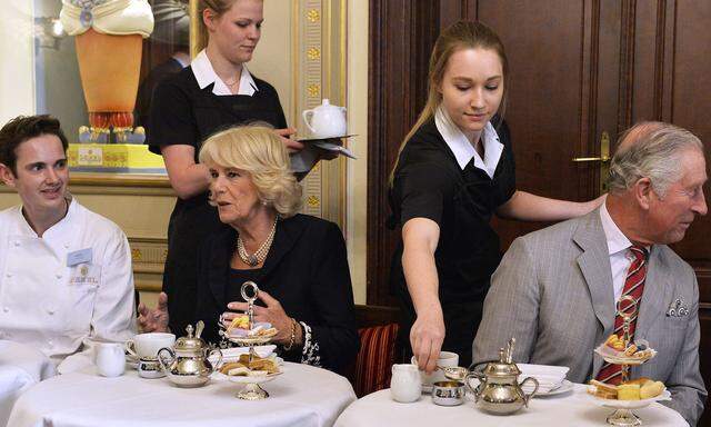 BRITISCHER THRONFOLGER PRINZ CHARLES UND HERZOGIN CAMILLA IN �STERREICH / CAFE DEMEL