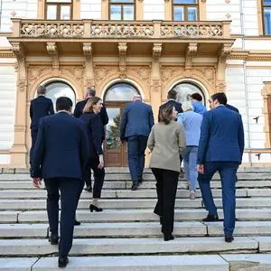 Am Weg zur Präsentation des Regierungsteams.