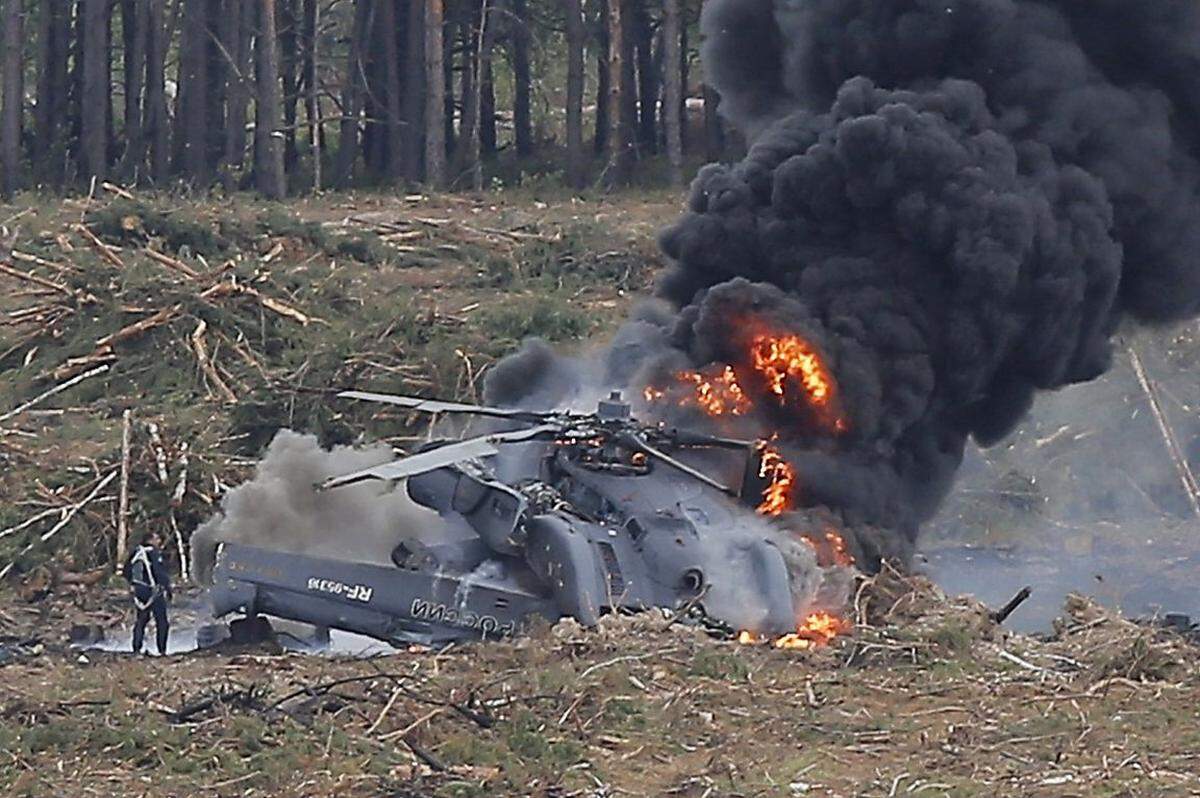 Dass es bei all der militärischen "Spielerei" in der Realität etwa der Schlachtfelder der Ukraine oder Syriens am Ende immer auch um das Sterben geht, wurde bei Aviadarts klar: Eine Mi-28 der Berkut-Staffel stürzte wegen eines Defekts ab, einer der beiden Piloten kam ums Leben.