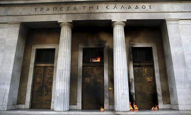Jugendliche warfen Brandsätze auf die Zentralbank in Athen.