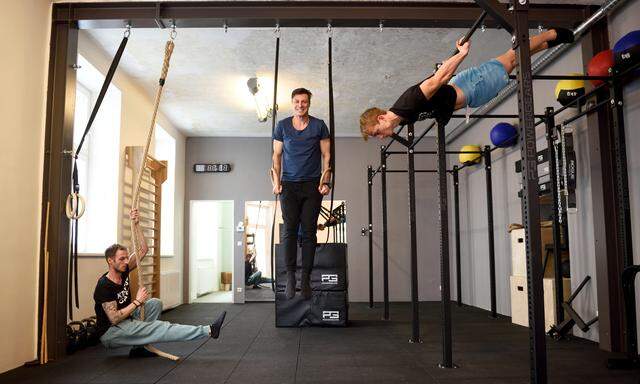 Die Brüder Simon (l.) und Markus Selikovsky in ihrem neuen Studio in der Krafftgasse in Wien. Fitnesstrainer Xaver König (r.) verstärkt das Team.