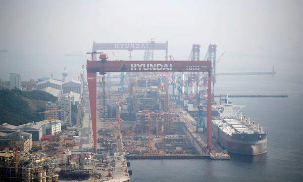 Die Hyundai-Fabrik in Ulsan, Südkorea, ist ein wahrer Gigant. Die Fabrik umfasst eine Fläche von 5,5 Millionen Quadratmetern, besitzt einen eigenen Hafen, eine Feuerwehr, ein Krankenhaus und ist bepflanzt mit rund 500.000 Bäumen. Nur eine Fabrik ist noch größer - und die befindet sich in Deutschland ...