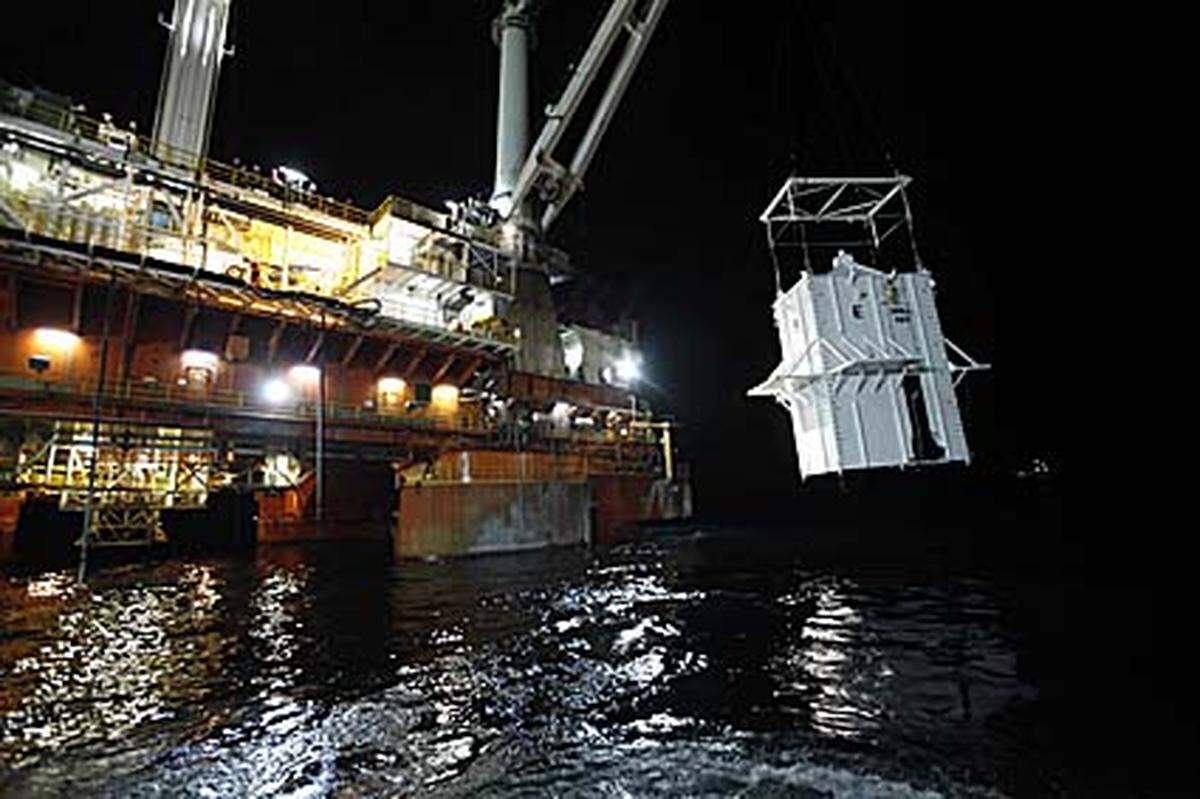 BP-Experten brechen den Versuch ab, das ausströmende Öl mit Hilfe einer großen Stahlkuppel abzusaugen.