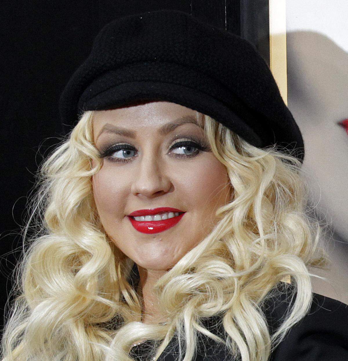 Wie aufgezeichnet wirken die Augenbrauen bei Christina Aguilera.