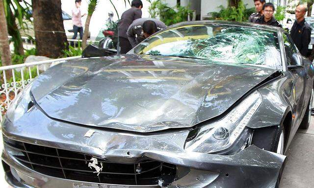 Der Ferrari von Vorayuth Yoovihy nach dem Unfall in Bangkok im Jahr 2012.