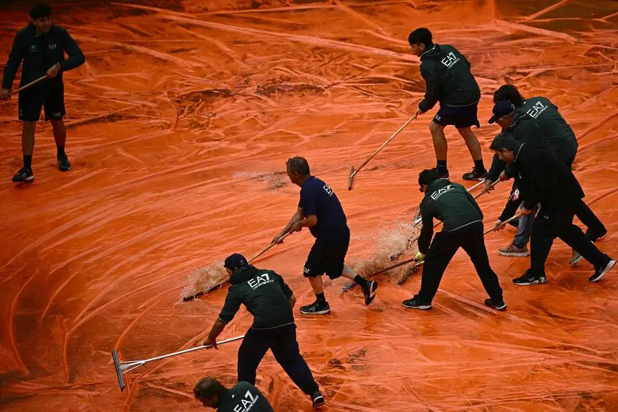 <strong>15. Mai. </strong>Regenschutz beim Sandplatz-Tennisturnier in Rom, nachdem das  Halbfinalspiel zwischen dem Italiener Luciano Darderi und dem Norweger Casper Ruud wetterbedingt unterbrochen werden musste.