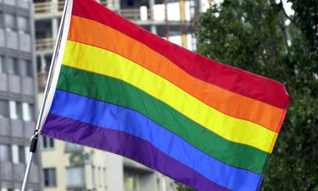 Die Regenbogen-Flagge als Symbol für Toleranz und Vielfalt hinsichtlich Geschlecht und Sexualität 
