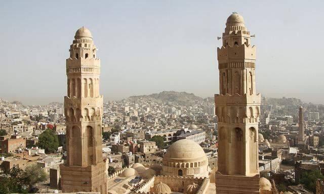 Ein Blick über die historische al-Ashrafia-Moschee in Taiz, Jemen.