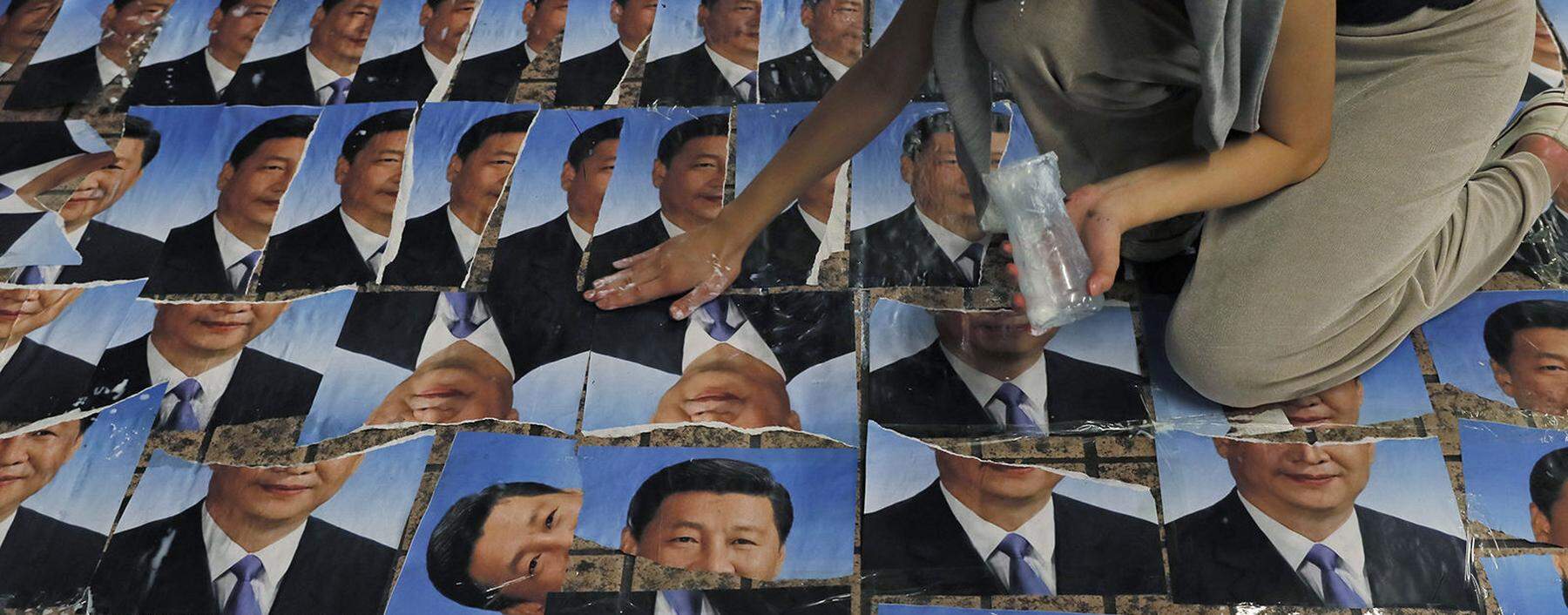 Omnipräsent selbst in Hongkong bei einer Protestaktion – und im Rest Chinas sowieso: Xi Jinping, seit sieben Jahren an der Macht, entwickelt Züge eines Personenkults, der viele an Mao erinnert. Der Präsident führt die kommunistische Partei und die Volksrepublik mit harter Hand.
