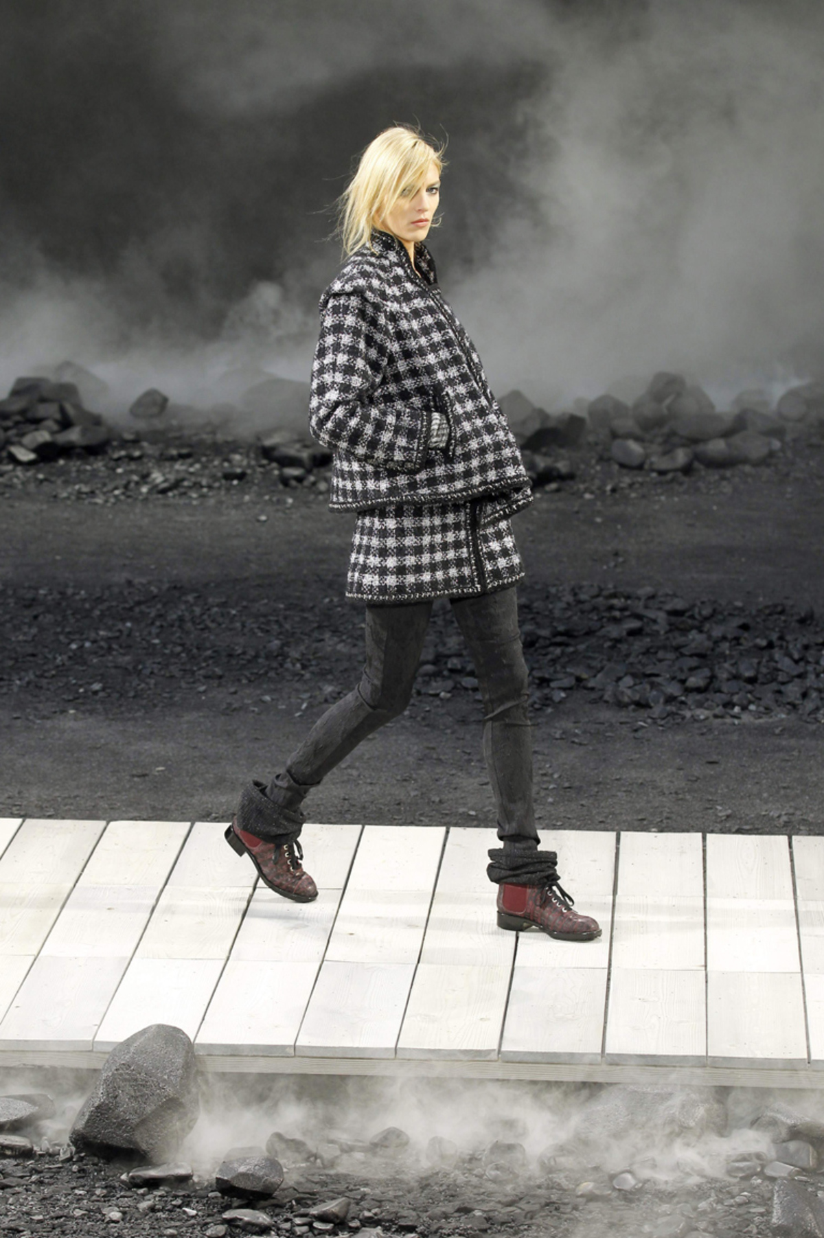 Lagerfeld schaffte mit seiner Chanel HW11/12 Kollektion ein düsteres Bild der Hoffnungslosigkeit und Depression. Die Models defilierten in einer Staubwolke.