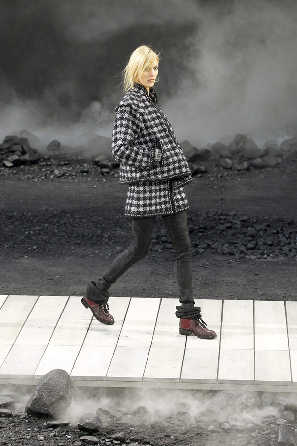 Lagerfeld schaffte mit seiner Chanel HW11/12 Kollektion ein düsteres Bild der Hoffnungslosigkeit und Depression. Die Models defilierten in einer Staubwolke.