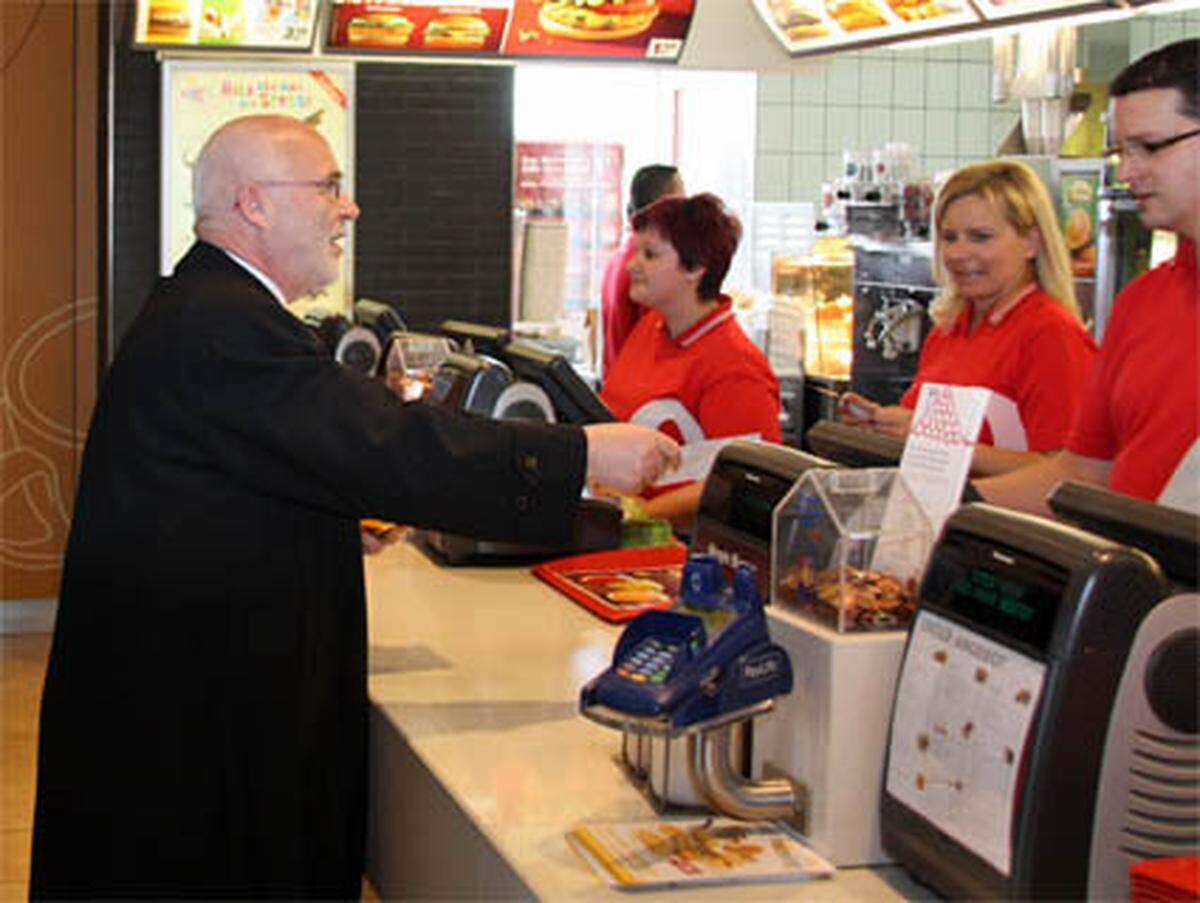 Bei McDonald's endet Gehrings Burgenland-Besuch. Doch er will wiederkommen - "vor der Stichwahl". Man ist schließlich Optimist.