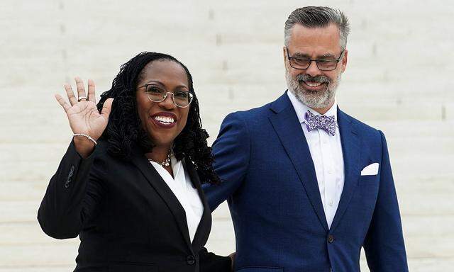 Ketanji Brown Jackson mit ihrem Mann Patrick Jackson am Freitag vor dem US-Höchstgericht in Washington D.C.