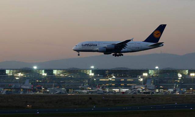 Ein Flugzeug der Fluggesellschaft Lufthansa Airbus A380 800 Kennung D AIMF im Landeanflug am Abend