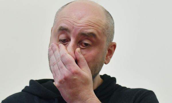 Dann die dramatische Wende: Der 41-Jährige erscheint selbst auf der Pressekonferenz in Kiew - und wird von seinen Emotionen übermannt. 