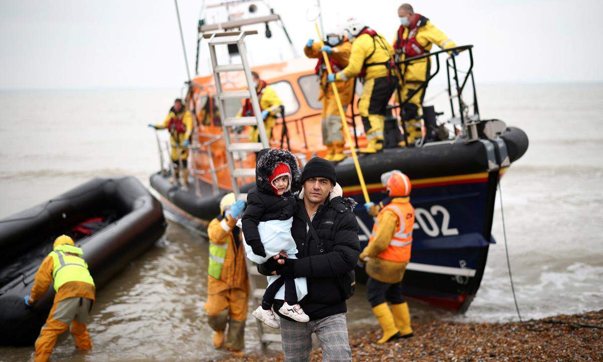 24. November. Weil zuvor schon die Rede von Migrationskrise gewesen ist: Auch am Ärmelkanal zwischen Großbritannien und Frankreich kam es 2021 immer wieder zu Unfällen mit desolaten Flüchtlingsbooten. Im Bild bringt ein Rettungsteam Migranten in Dungeness, Großbritannien, an Land.
