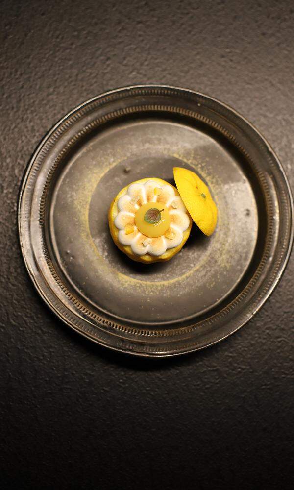 Im Restaurant Hoshinoya isst man hochspannende frankojapanische Spitzenküche. Etwa eine Yuzu, mit Baiser, Erdnusscrumble und Yuzucreme gefüllt.