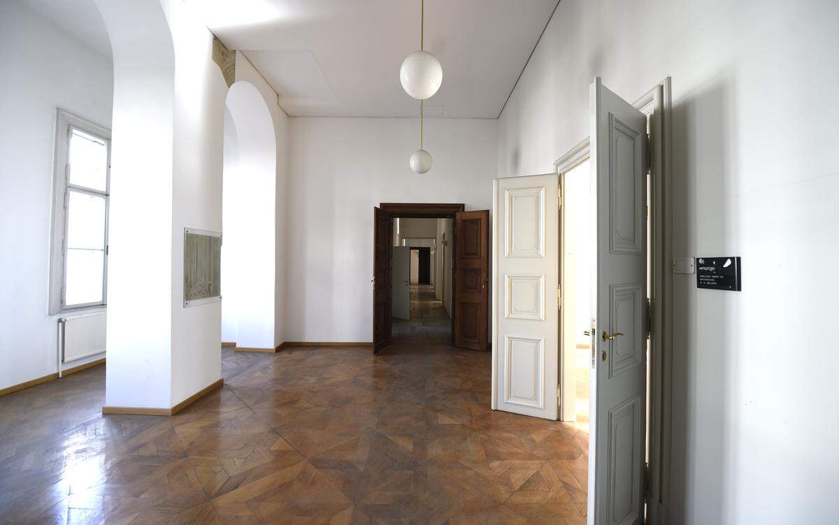 Von 1940 bis 2012 war in den Räumlichkeiten das Finanzamt Wien Mitte untergebracht. 1996 wurden in der Sala terrena des Mittelvestibüls Malereien gefunden. Diese Deckengemälde sind eines der letzten Beispiele der Grottenmalerei in Wien.(APA/red.)