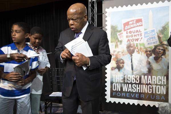 Der bereits erwähnte Demokratische Abgeordnete John Lewis ist übrigens der letzte noch lebende Redner des "Marschs auf Washington" im August 1963. Im Bild: John Lewis am 23. August 2013 bei der Präsentation einer limitierten Briefmarke zur Erinnerung an den "March on Washington".