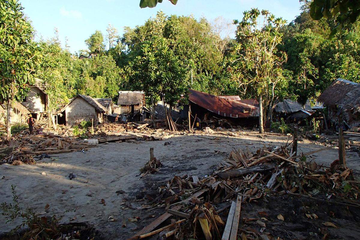 Auch in Vanuatu und Neukaledonien stieg der Meeresspiegel an, auf der japanischen Inselkette Ogasawara wurde eine 20 Zentimeter hohe Welle gemessen.Im Bild: Das Dorf Venga ist vom Tsunami überrollt worden.