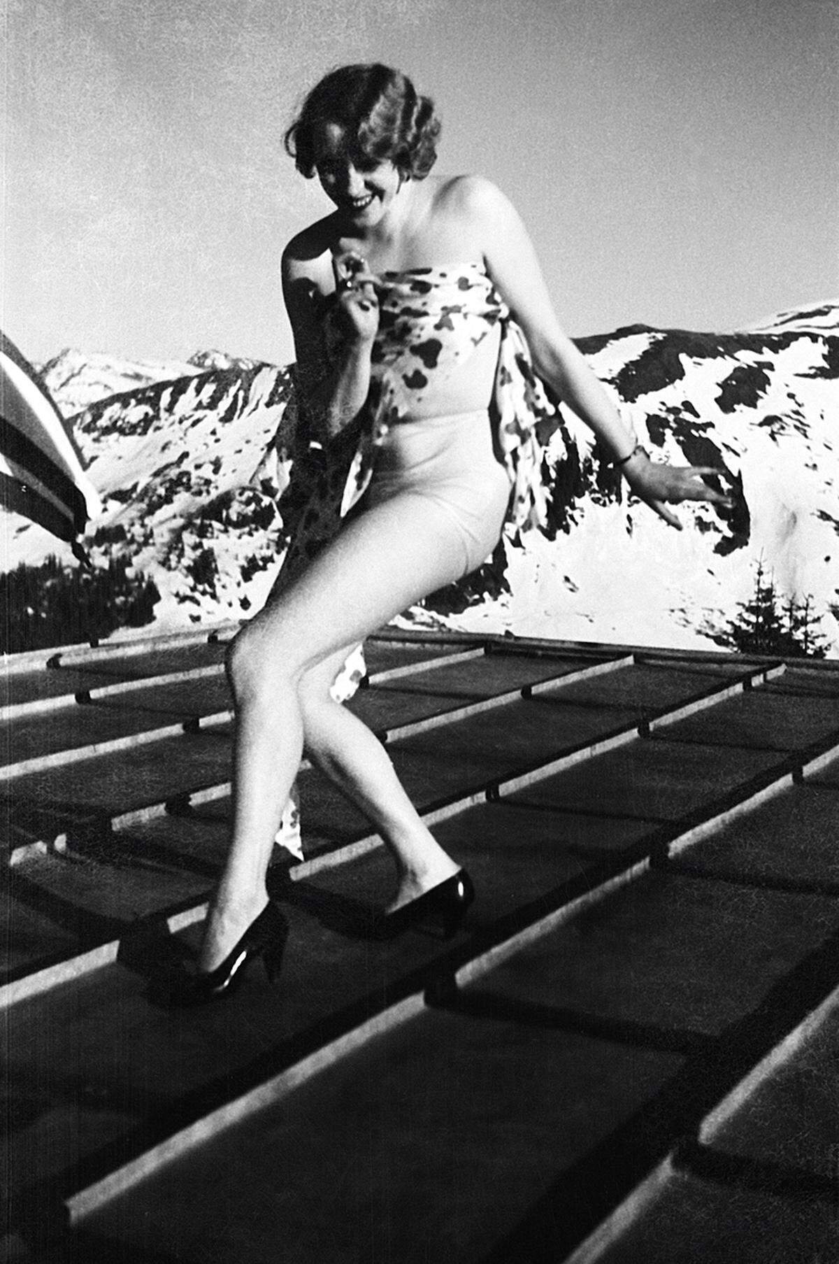 Ende der 1930er Jahre wurde die Freikörperkultur modern, und so traf Walde durchaus auf interessierte Modelle, die gerade nackt ein Sonnenbad nahmen oder Gymnastik betrieben. Alfons Walde: "Xenia", April 1932