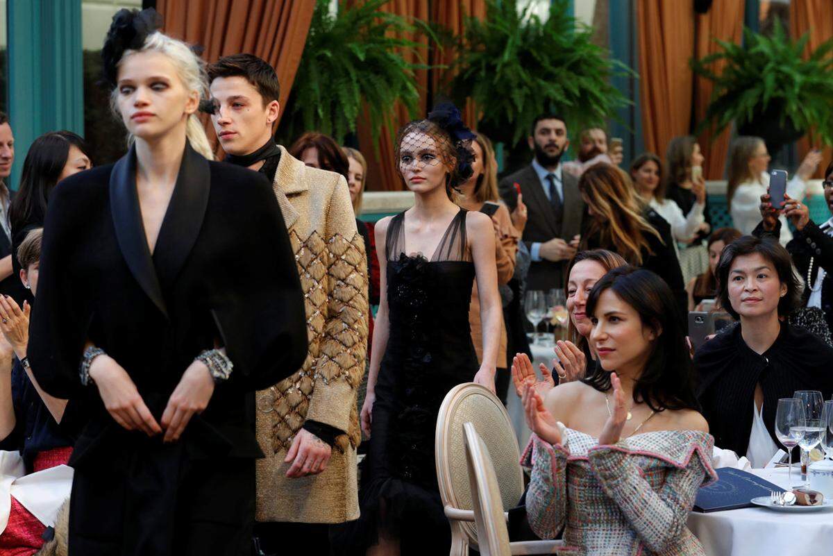 Nach Stationen in Rom, Salzburg, Mumbai oder Dallas blieb man mit der Metiers d'Art Show diesmal Chanels Heimat treu. Der aufwendigen Handwerkskunst, für die die Chanel Kollektion berühmt ist, wurde im berühmten Hotel Ritz Tribut gezollt.