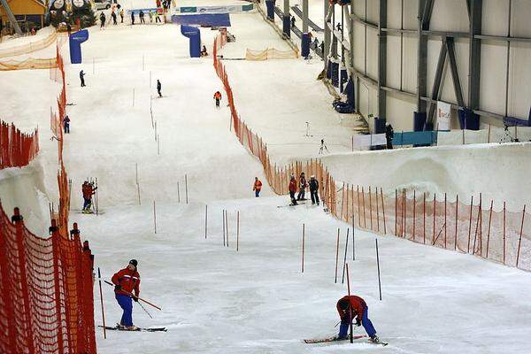 Zum Beispiel in der flachen Donaustadt eine 400 Meter lange und 100 Meter breite Skihalle zu bauen, wie es die Firma Iconvienna 2009 angekündigt hatte. Um 100 Mio. Euro sollten bis 2012 daneben auch ein Hotel und Gastronomie – Hüttengaudi zum Après-Ski – entstehen. Bei der Stadtregierung stieß der Investor damit aber von Anfang an auf Ablehnung. Nicht nur Fördermittel wurden damit ausgeschlossen, ebenso eine entsprechende Flächenwidmung.Bild: Alpincenter in Wittenburg, Deutschland 